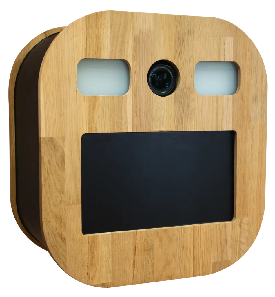 Borne photobooth Prisma Studio en chêne, avec écran tactile, objectif et éclairage intégrés